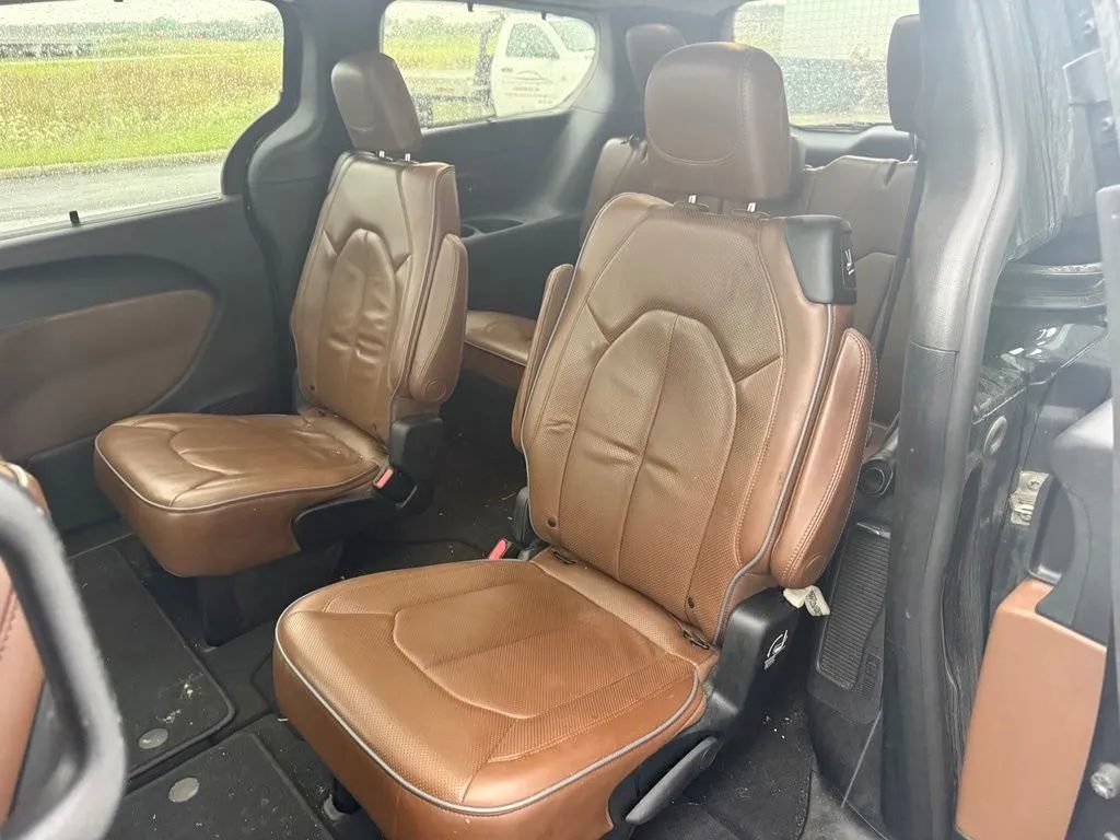 Used 2019 Chrysler Pacifica Limited w/ Tire & Wheel Group FWD image 14