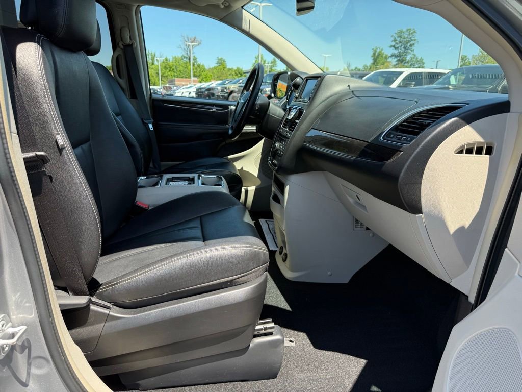 Used 2015 Chrysler Town & Country Touring w/ Driver Convenience Group FWD image 32