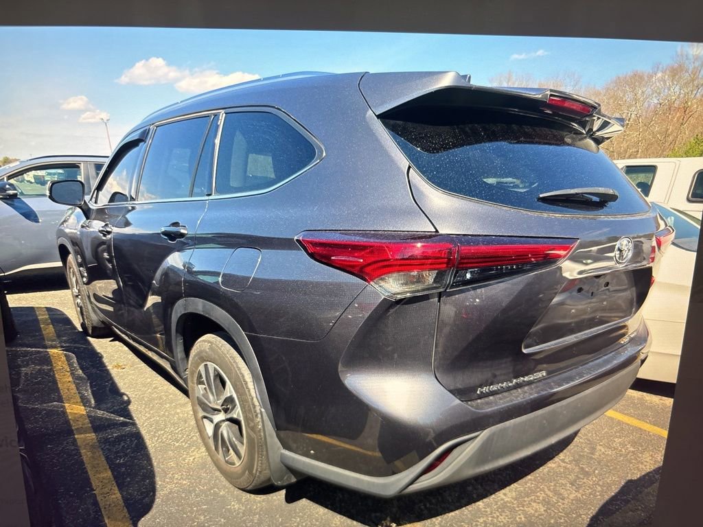 Used 2021 Toyota Highlander XLE AWD/4WD image 2