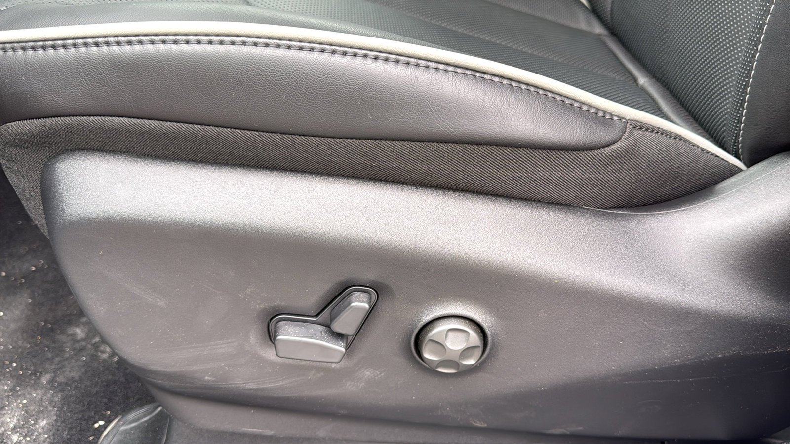 New 2026 Chrysler Pacifica Limited FWD image 11