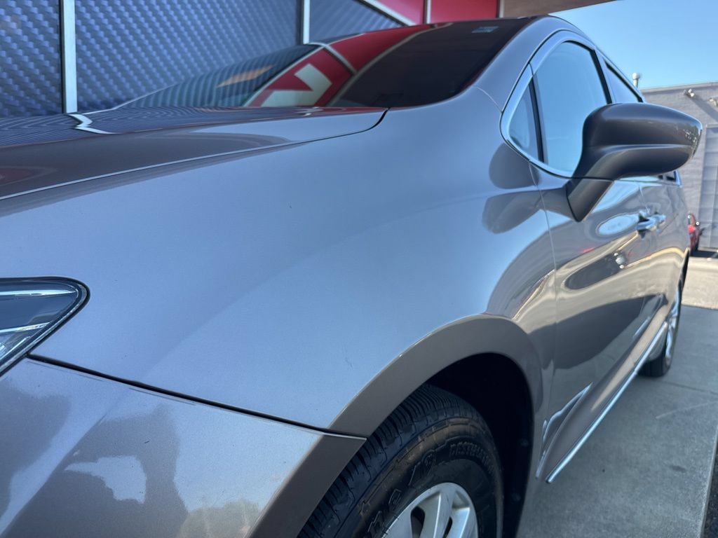 Used 2017 Chrysler Pacifica Touring-L FWD image 17
