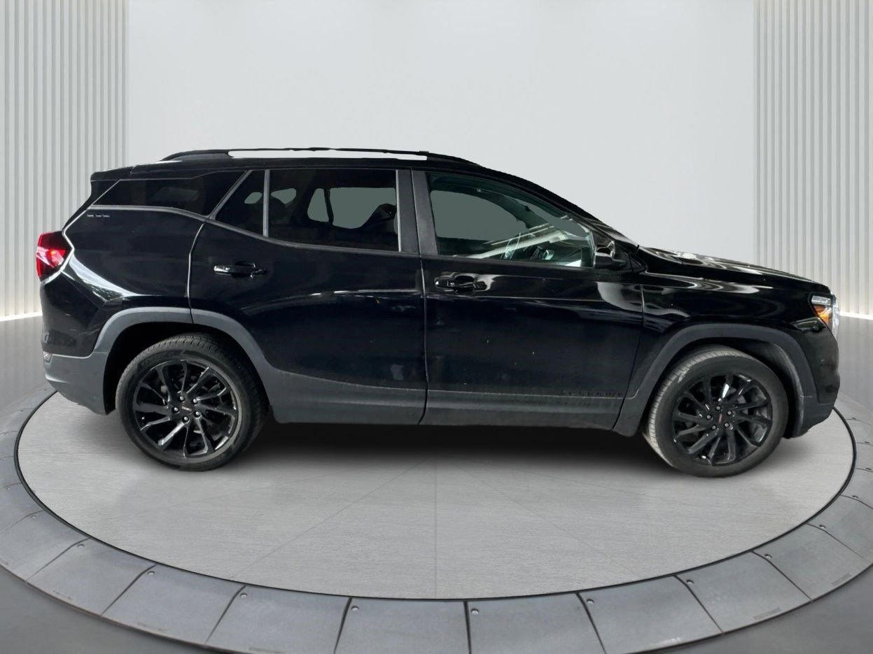Used 2023 GMC Terrain SLE w/ Elevation Edition image 4
