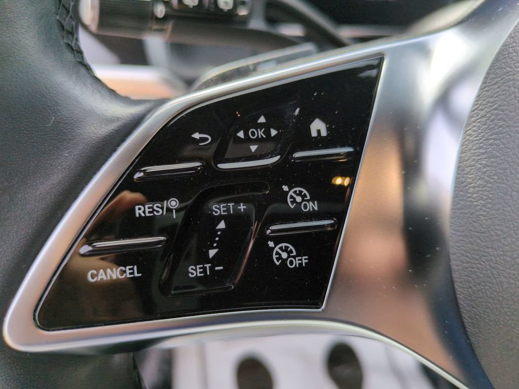 Used 2025 Mercedes-Benz GLC 300 4MATIC image 17