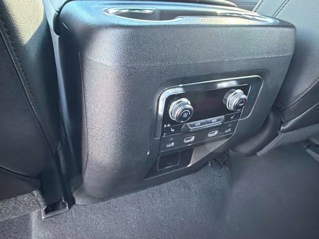 Used 2022 GMC Yukon XL SLT w/ SLT Premium Package image 16