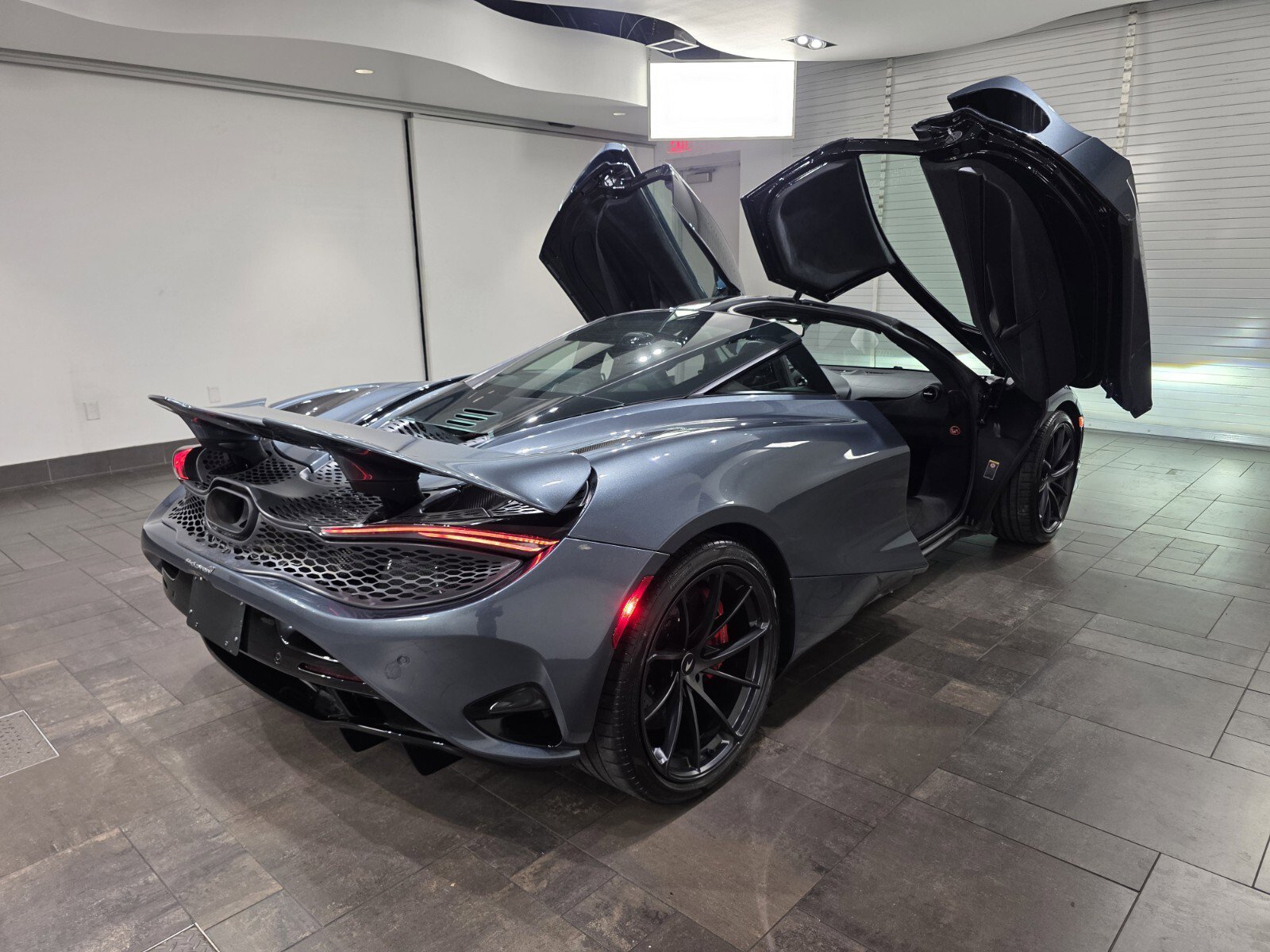 Used 2024 McLaren 750S RWD image 23
