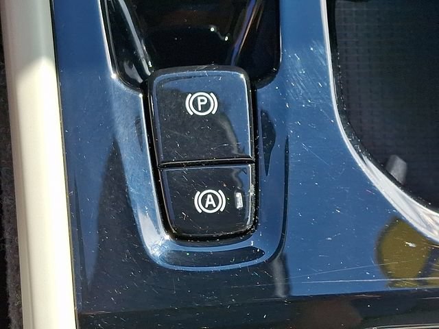 Certified 2024 Volvo XC40 B5 Plus w/ Protection Package Premier AWD/4WD image 29
