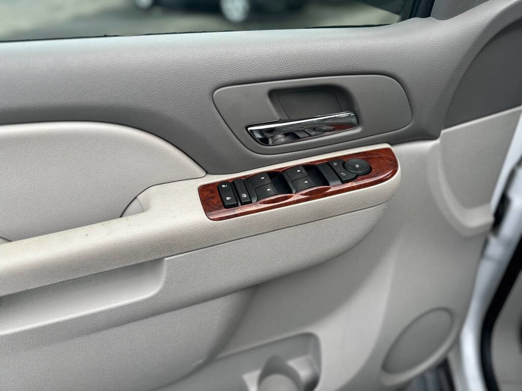 Used 2010 Chevrolet Suburban LT image 12