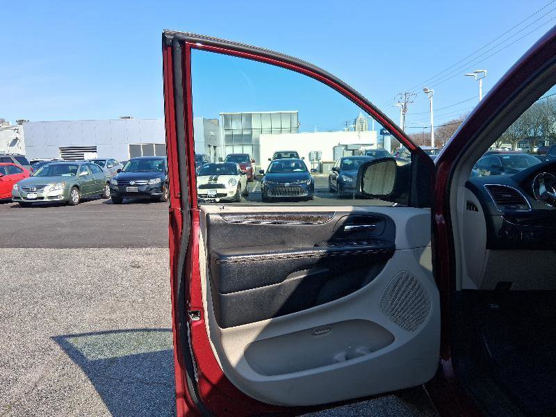 Used 2015 Chrysler Town & Country Touring-L w/ Driver Convenience Group image 13