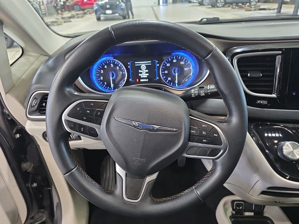 Used 2018 Chrysler Pacifica Touring-L image 23