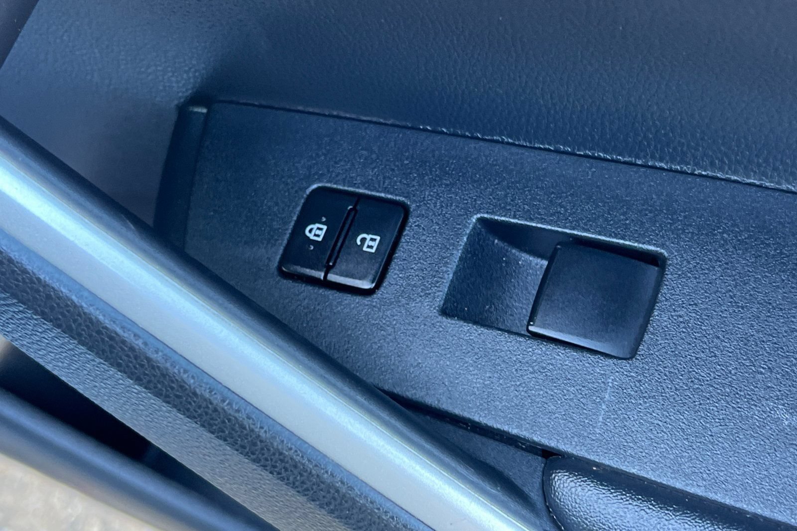 Certified 2025 Toyota Corolla Cross XLE FWD image 22
