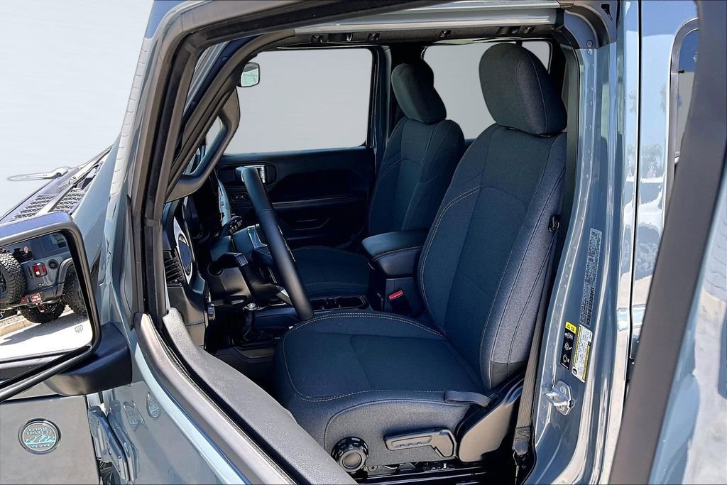 Used 2025 Jeep Wrangler Unlimited Sahara AWD/4WD image 3