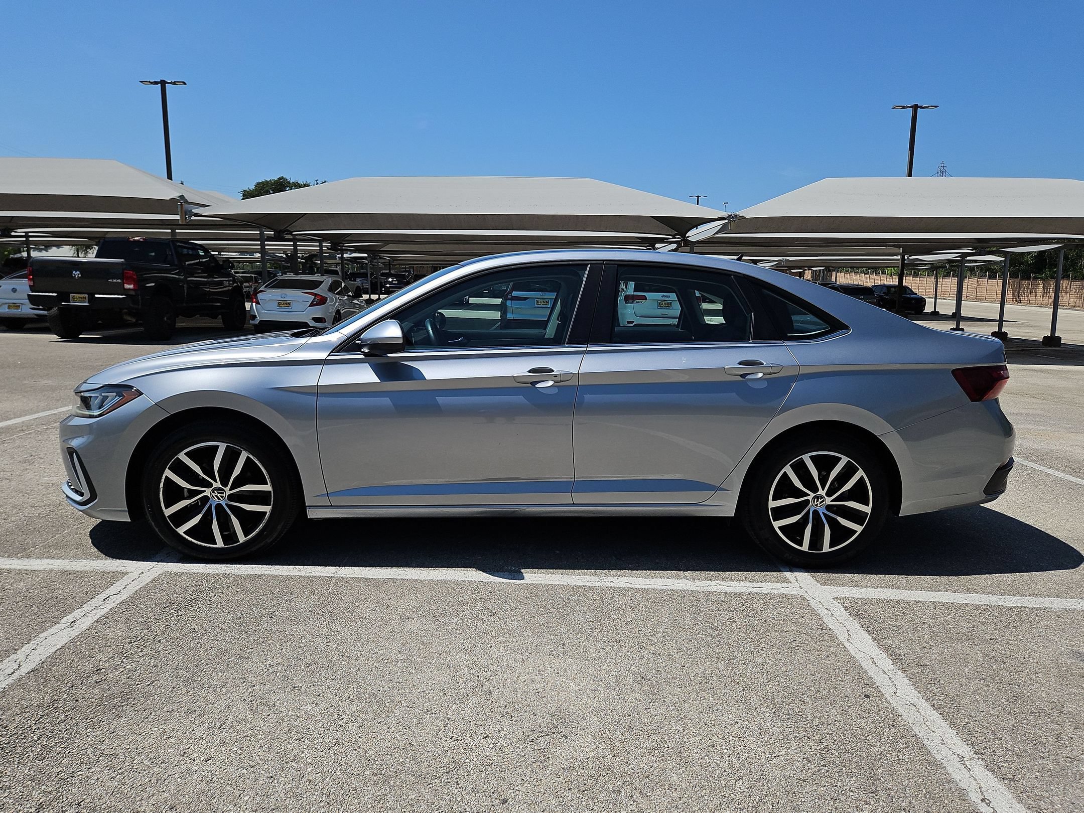 Used 2025 Volkswagen Jetta SE FWD image 6