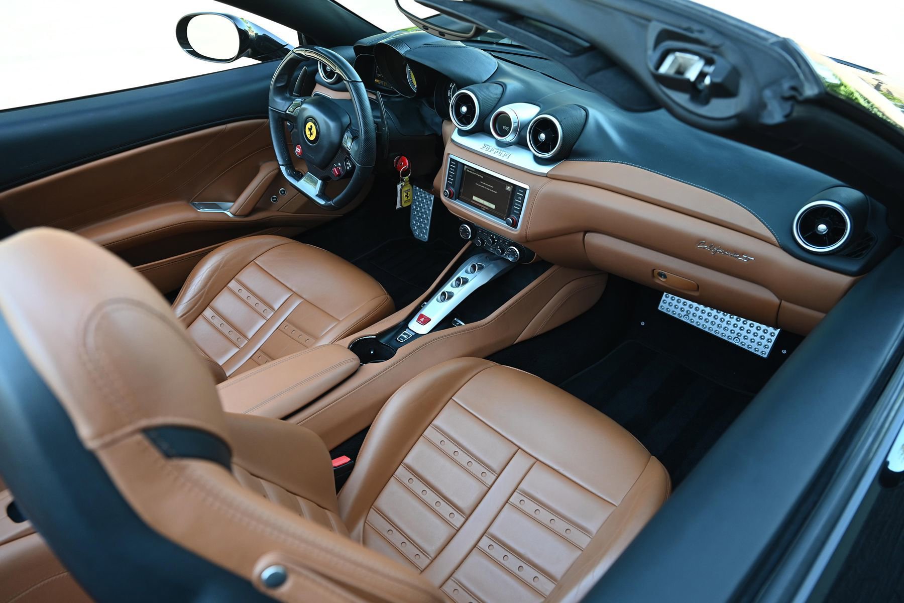 Used 2016 Ferrari California T RWD image 21