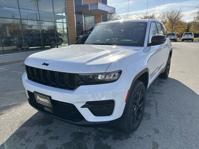 New 2025 Jeep Grand Cherokee Altitude image 2