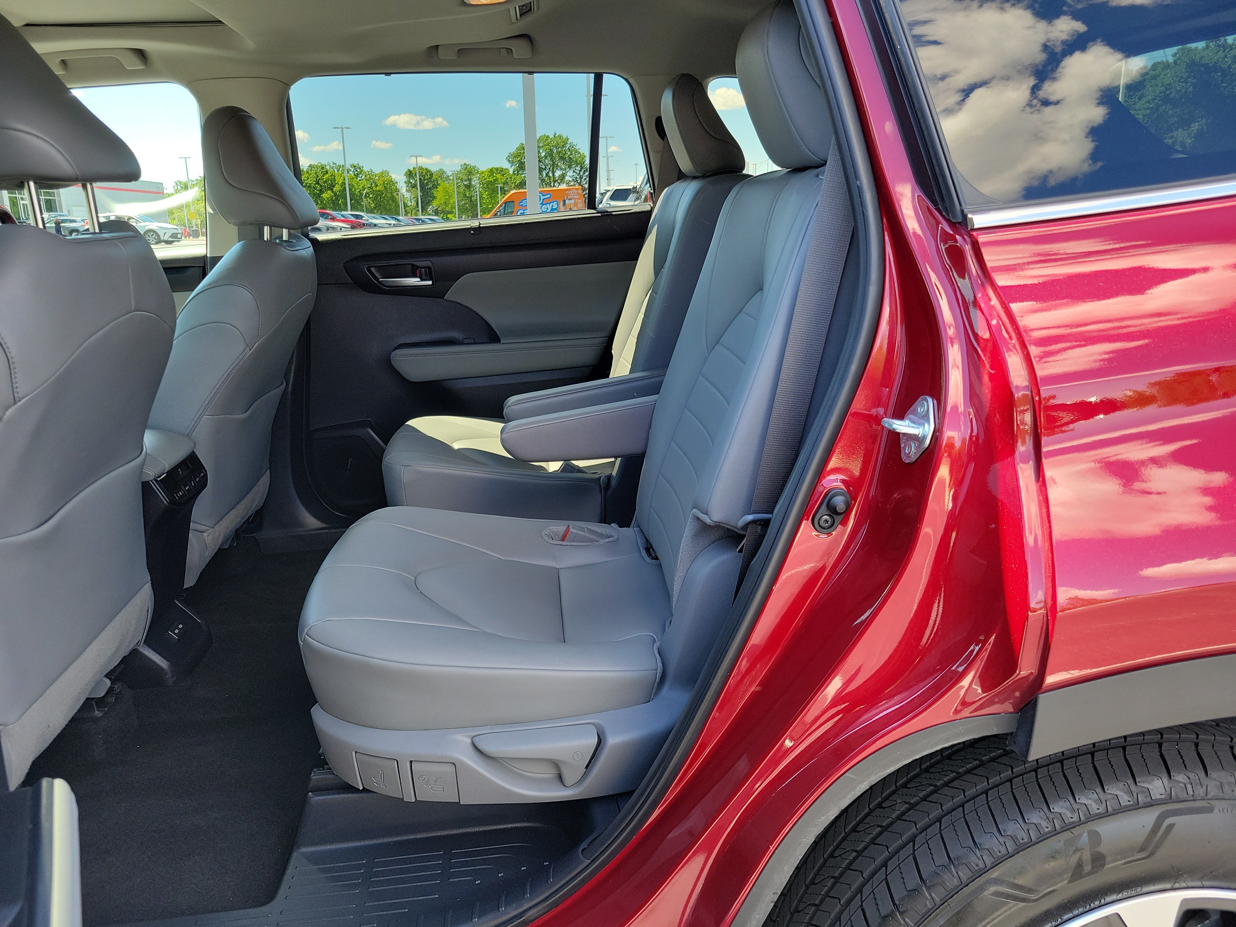 Certified 2025 Toyota Highlander XLE FWD image 10