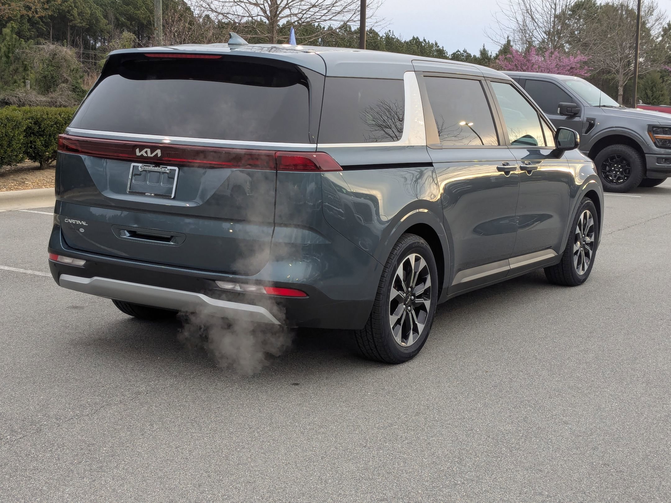 Used 2024 Kia Carnival EX image 4