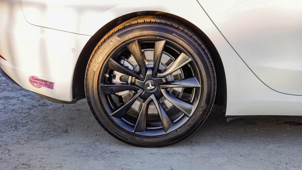 Used 2018 Tesla Model 3 image 11