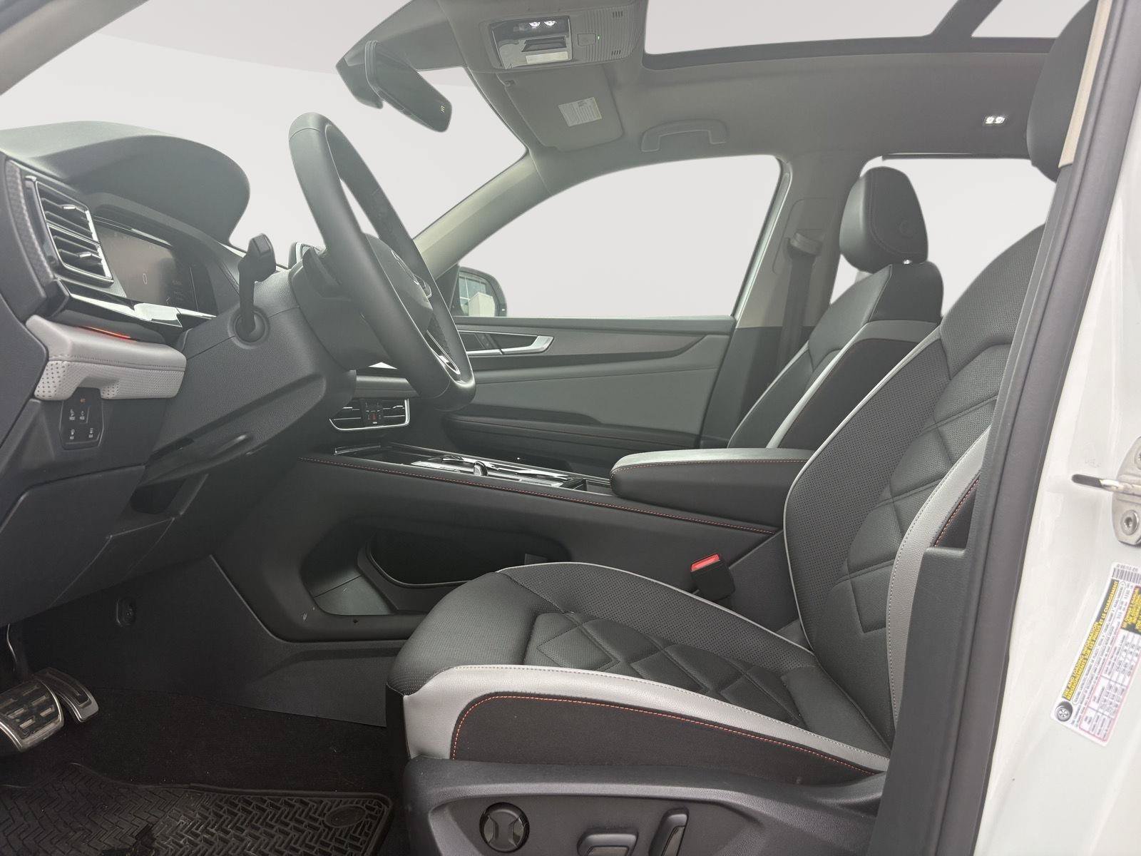 Used 2024 Volkswagen Atlas Peak Edition SE AWD/4WD image 42