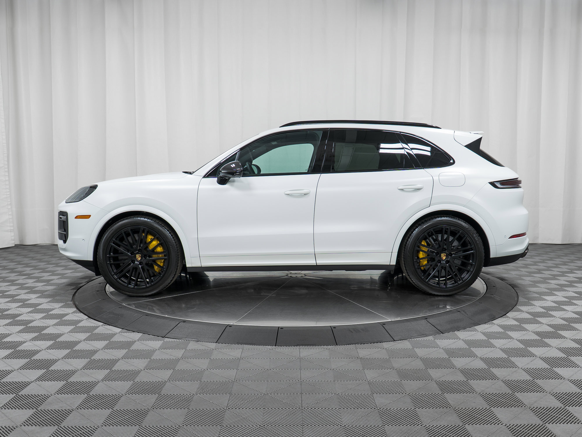Certified 2024 Porsche Cayenne Turbo image 2