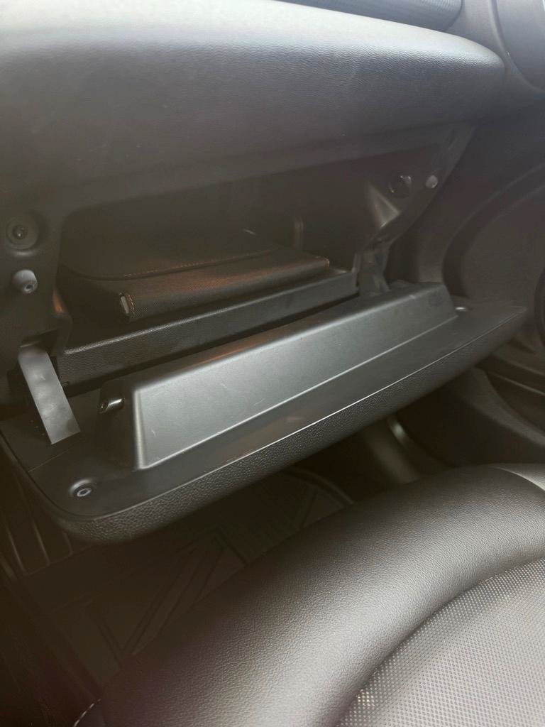 Used 2018 MINI Cooper 2-Door Hardtop w/ Cold Weather Package FWD image 19