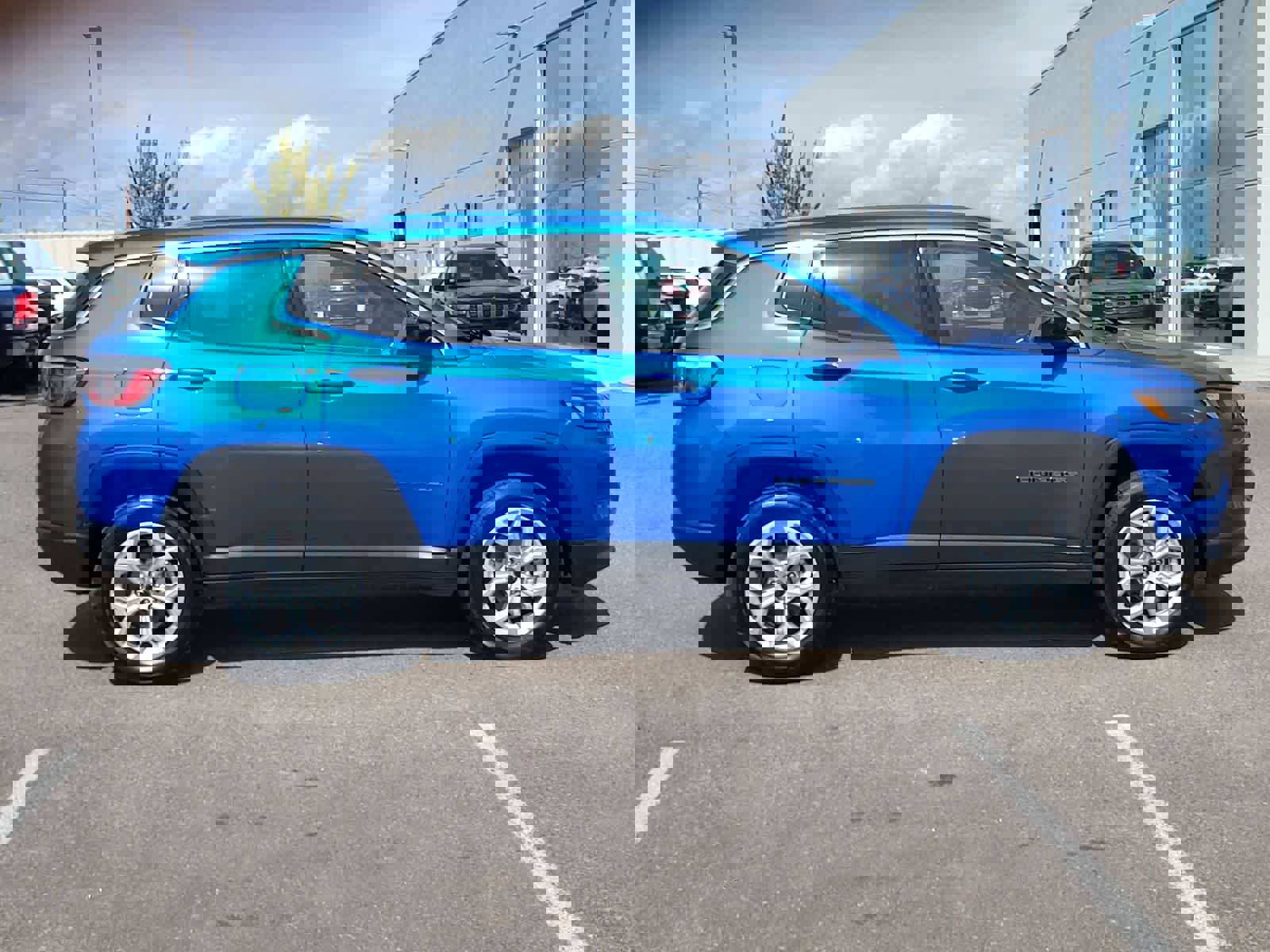 Used 2025 Jeep Compass Sport image 4