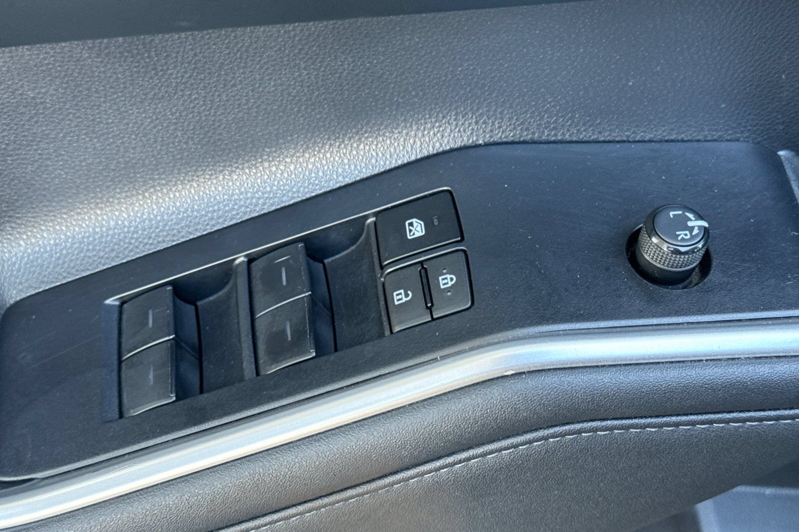 Used 2023 Toyota Highlander LE AWD/4WD image 11