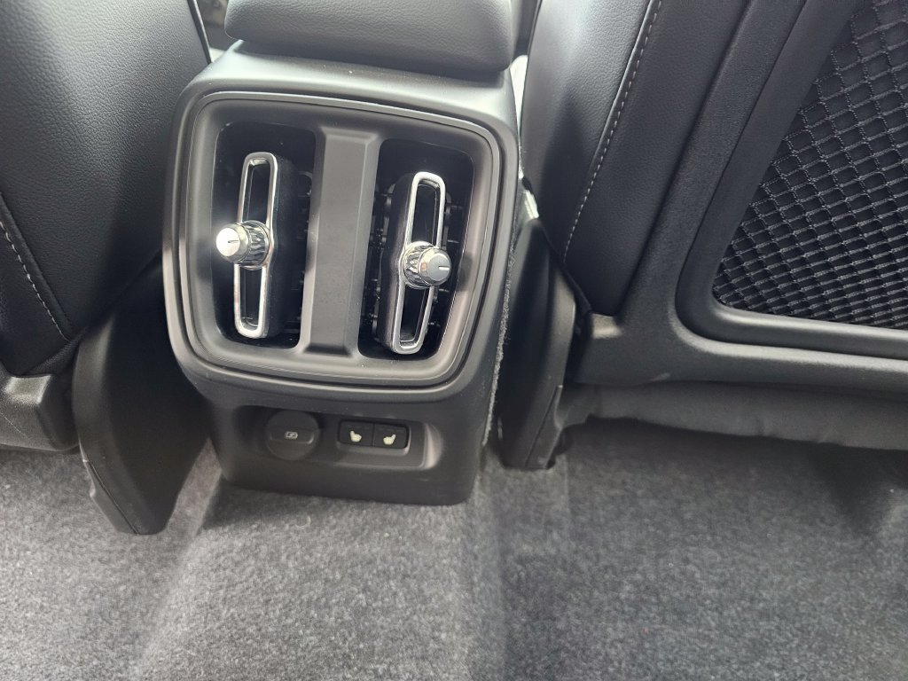 Certified 2025 Volvo XC40 B5 Ultra AWD/4WD image 37