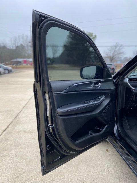 Used 2023 Jeep Grand Cherokee Laredo image 13