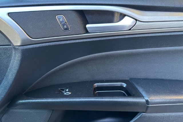Used 2017 Ford Fusion SE w/ Fusion SE Technology Package FWD image 19