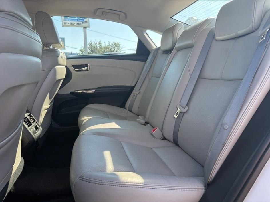 Used 2017 Toyota Avalon Limited image 19