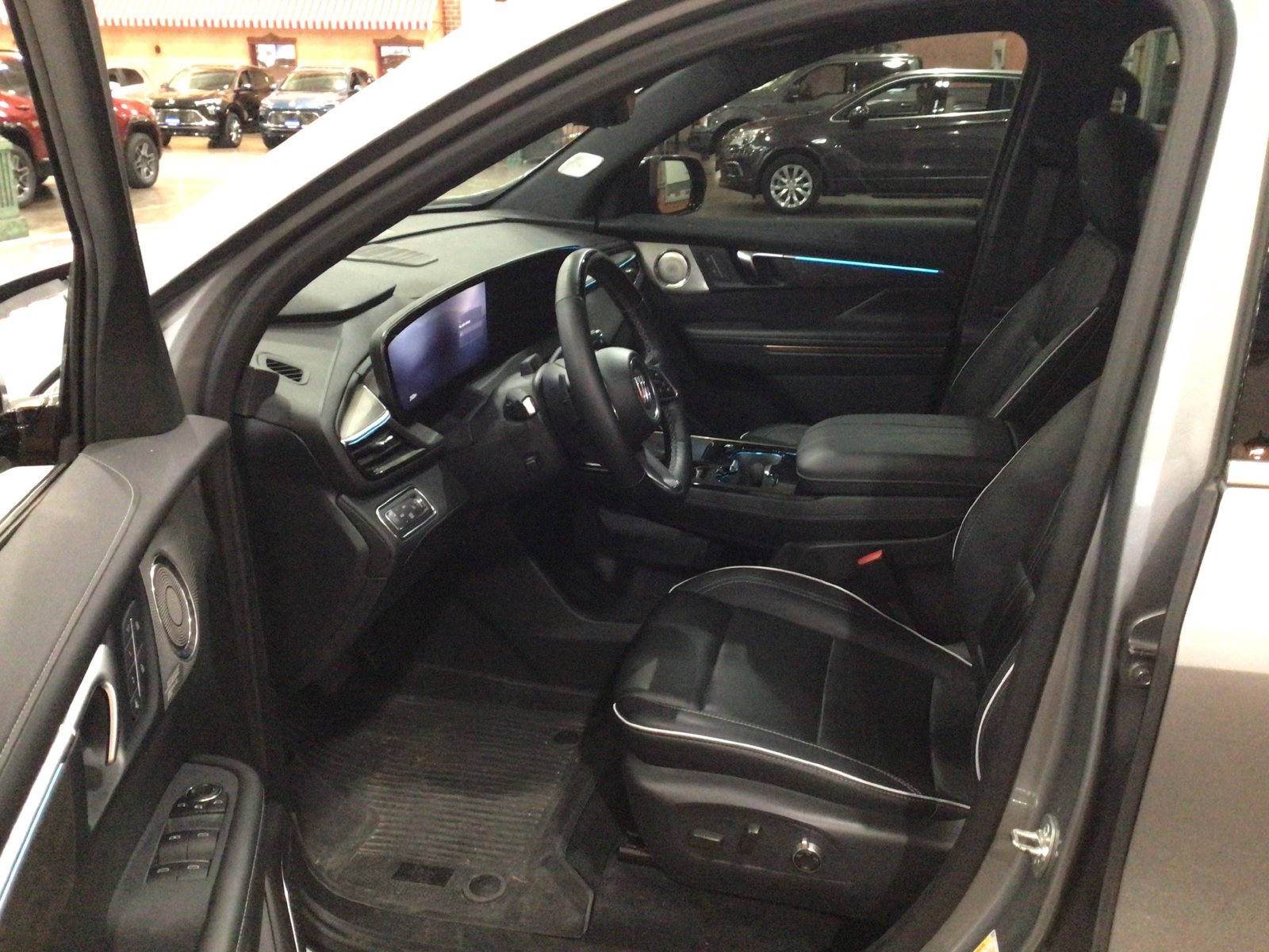 Used 2025 Buick Enclave Avenir w/ Super Cruise Package AWD/4WD image 2
