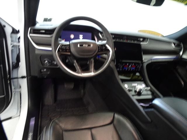 Certified 2023 Jeep Grand Cherokee Overland AWD/4WD image 5