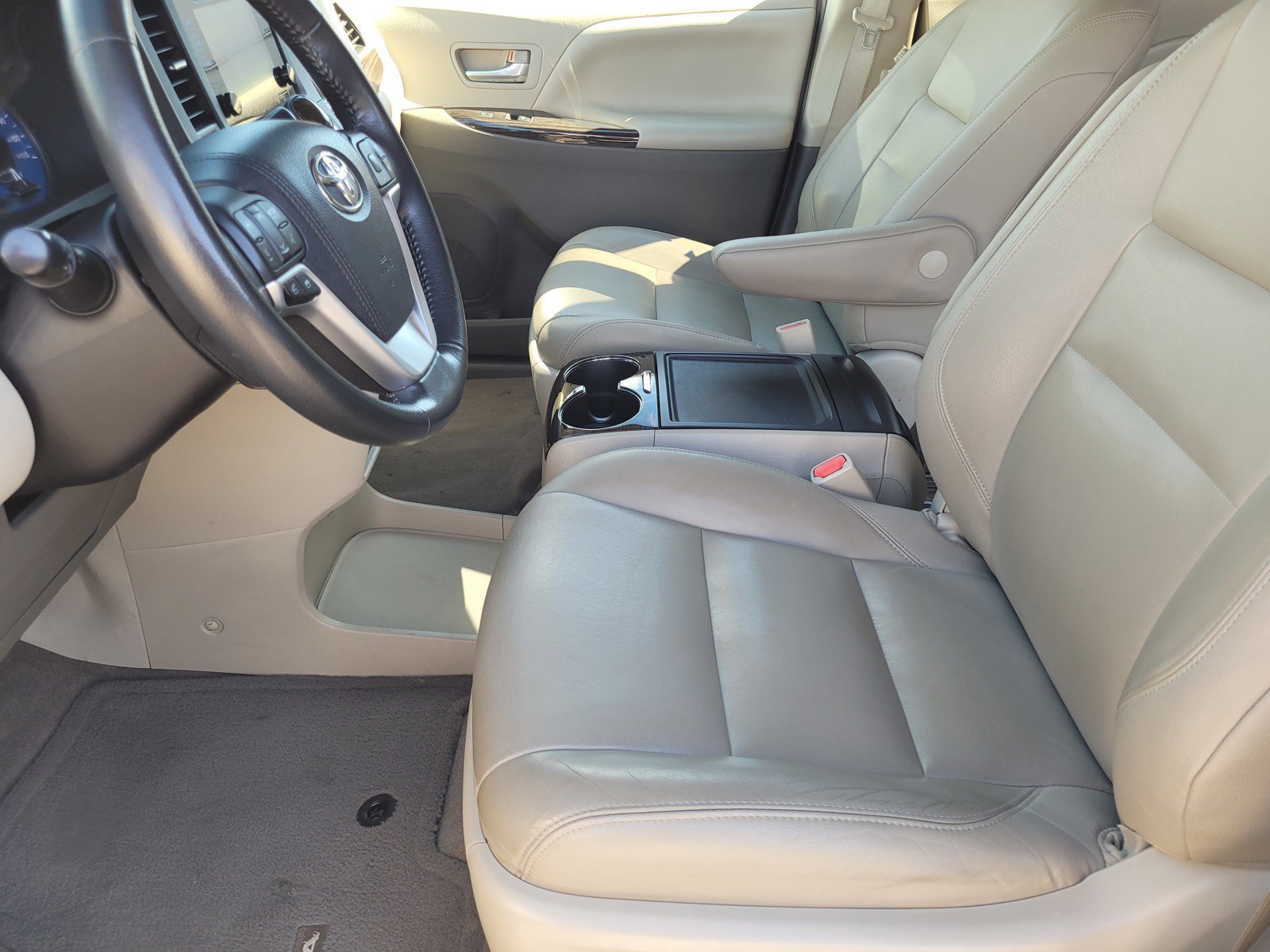 Used 2015 Toyota Sienna XLE w/ XLE Navigation Package FWD image 21