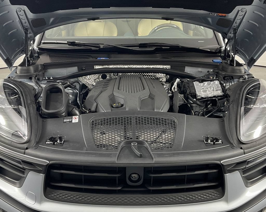 Certified 2025 Porsche Macan AWD/4WD image 31