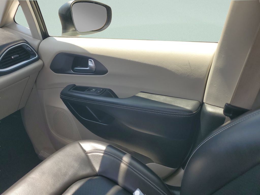 Used 2023 Chrysler Pacifica Touring-L FWD image 13