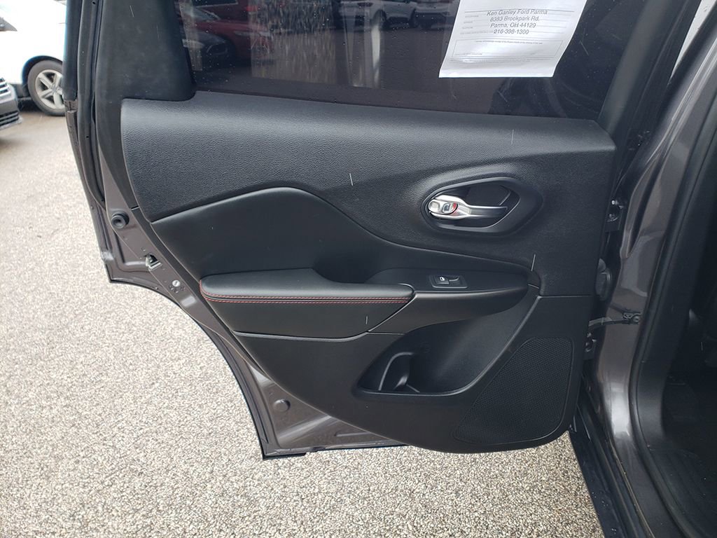 Used 2019 Jeep Cherokee Trailhawk image 12