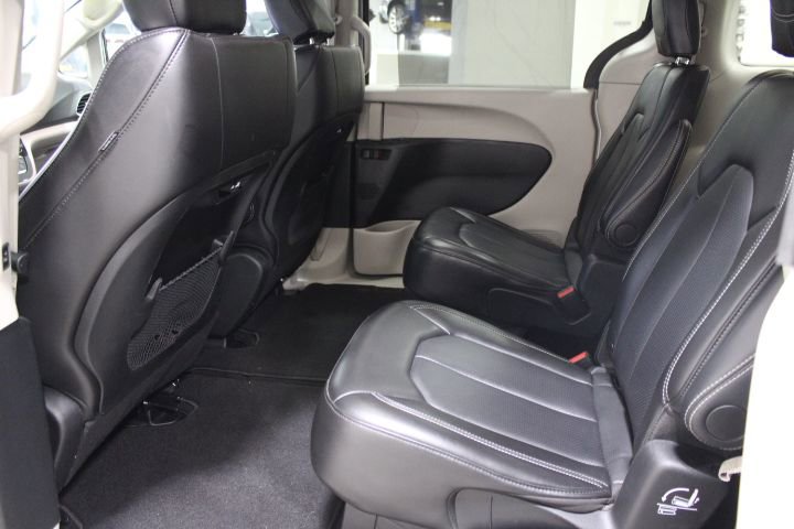 Used 2024 Chrysler Pacifica Touring-L image 38