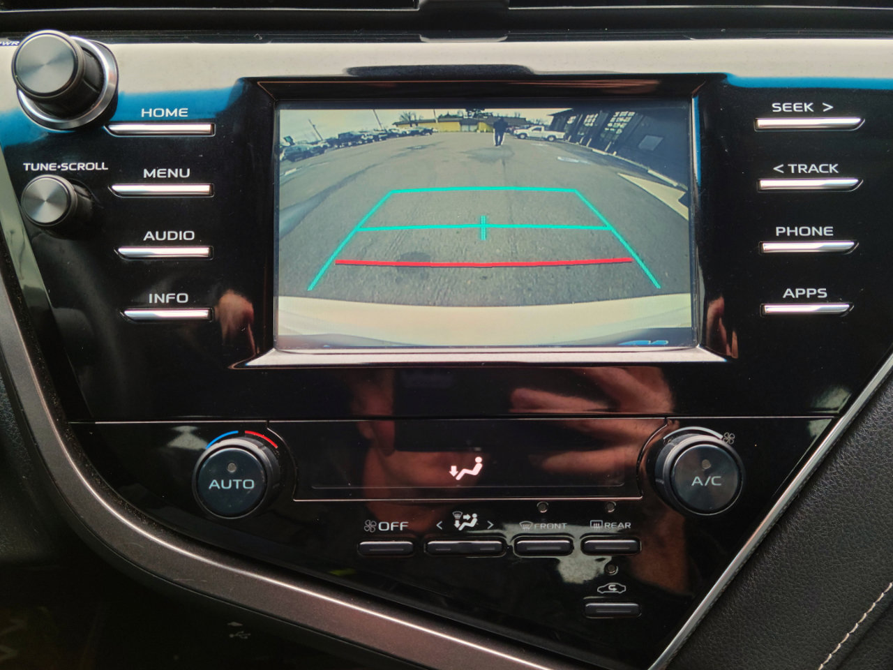 Used 2018 Toyota Camry SE image 12