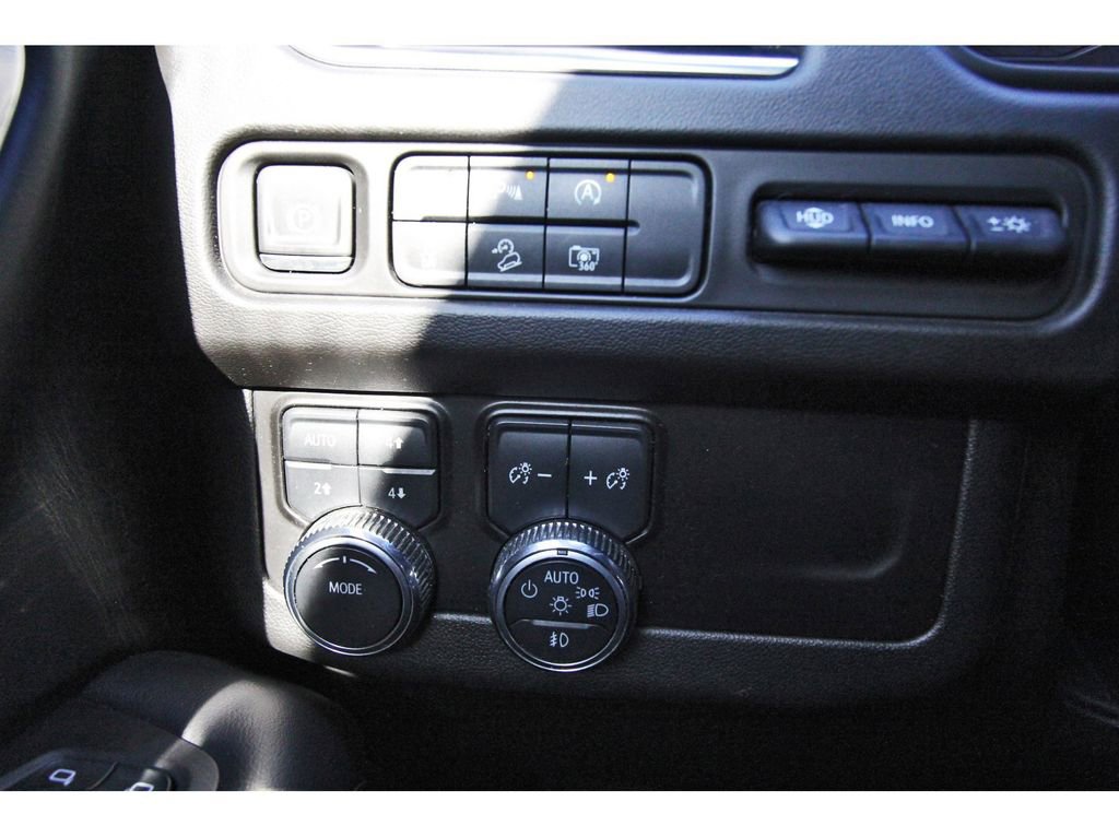 Used 2024 GMC Yukon AT4 w/ Technology Package image 19