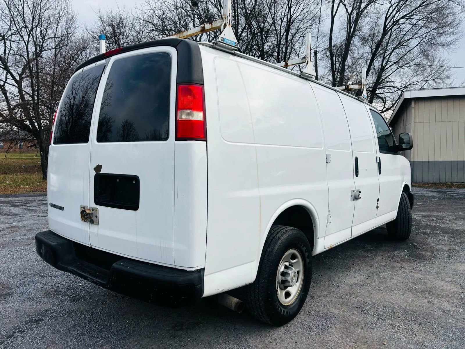 Used 2008 Chevrolet Express 2500 Van 3D image 2
