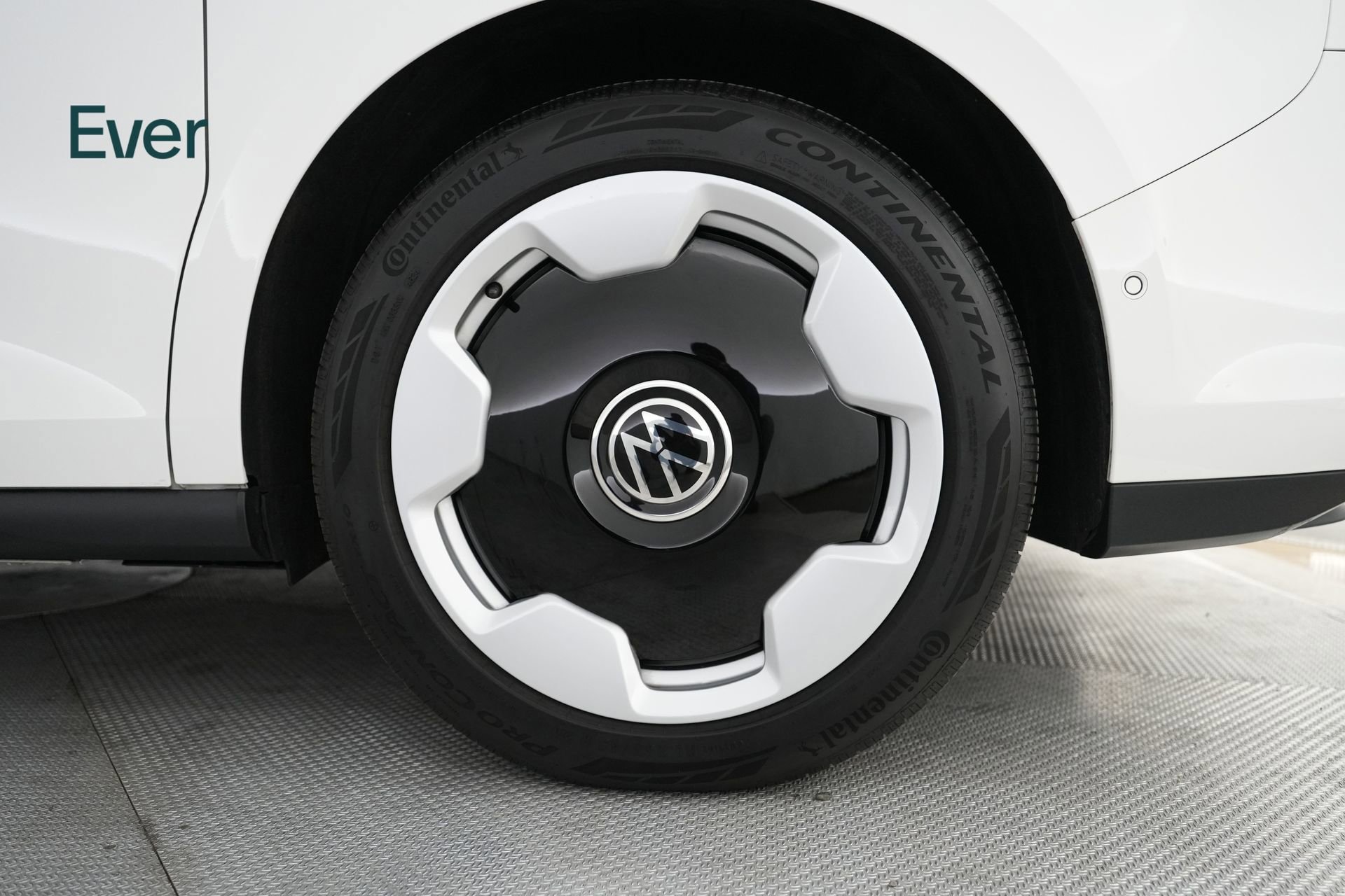 Used 2025 Volkswagen ID. Buzz Pro S image 9