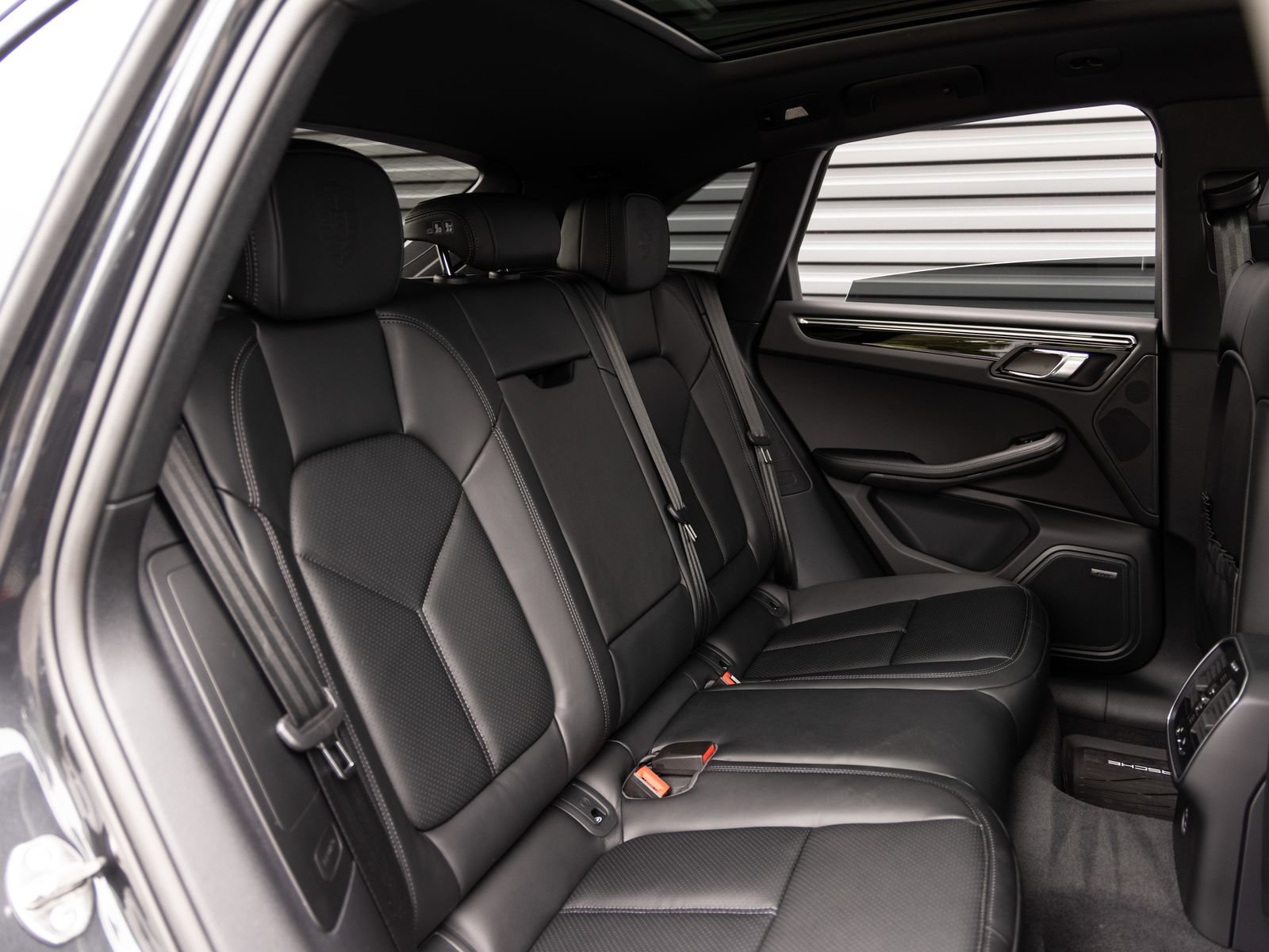 Certified 2026 Porsche Macan AWD/4WD image 30