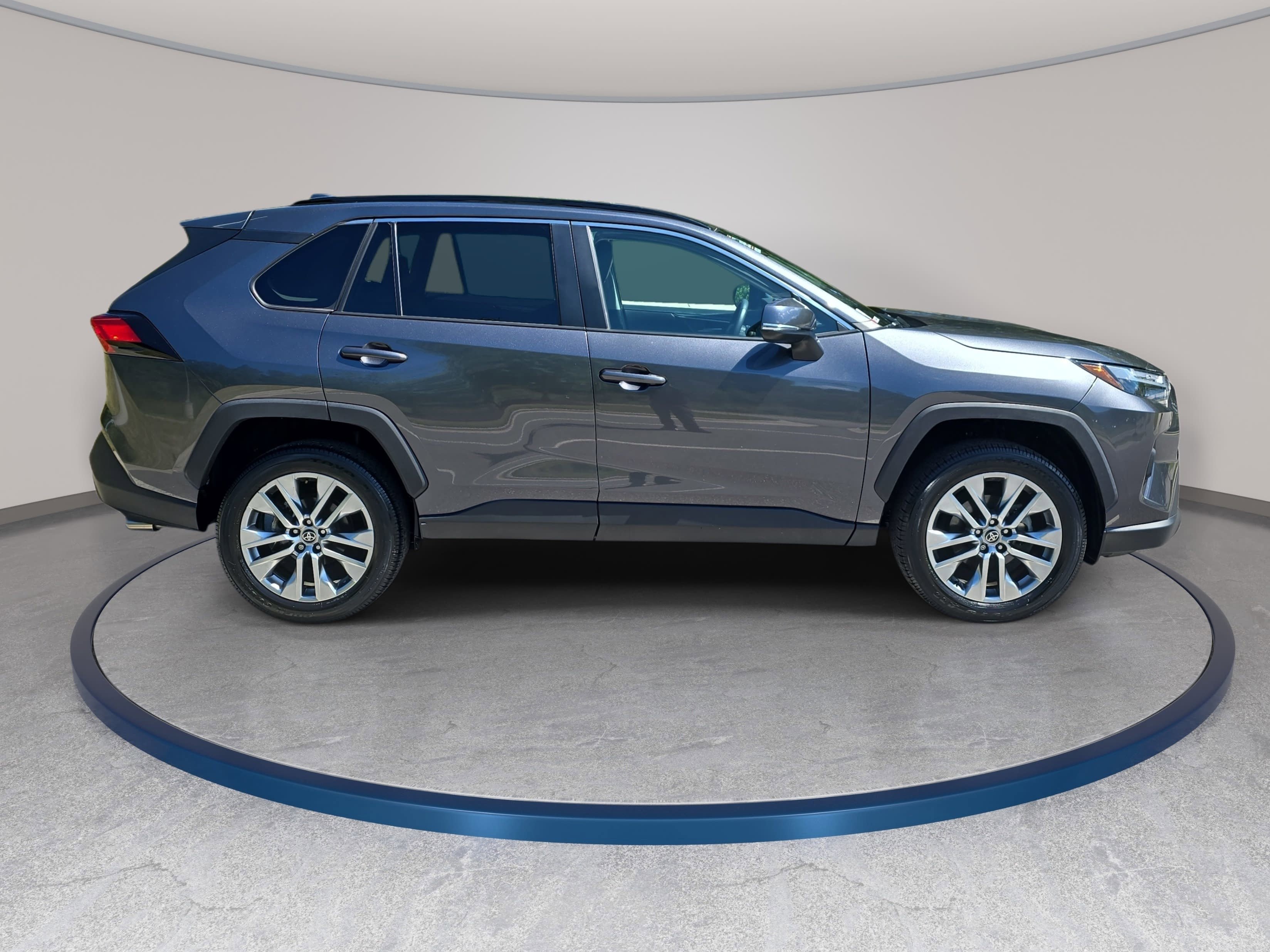 Used 2023 Toyota RAV4 XLE Premium FWD image 4