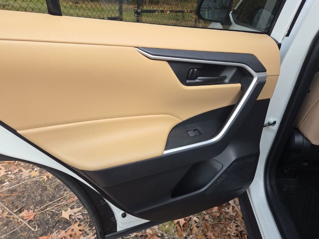 Used 2021 Toyota RAV4 LE image 8