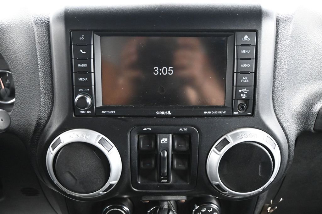Used 2013 Jeep Wrangler Unlimited Rubicon w/ Connectivity Group AWD/4WD image 19