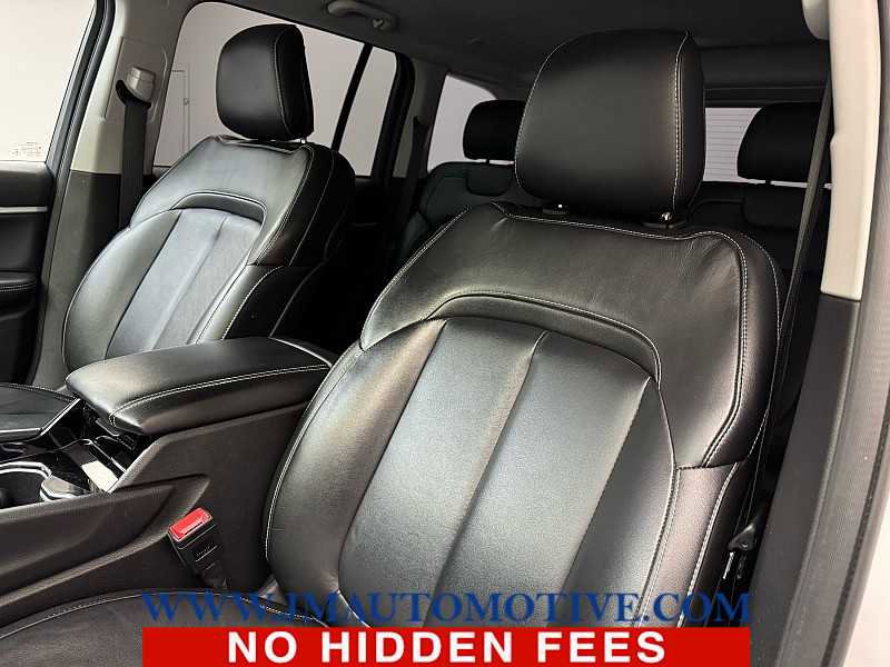 Used 2023 Jeep Grand Cherokee Limited w/ Black Appearance Package AWD/4WD image 13