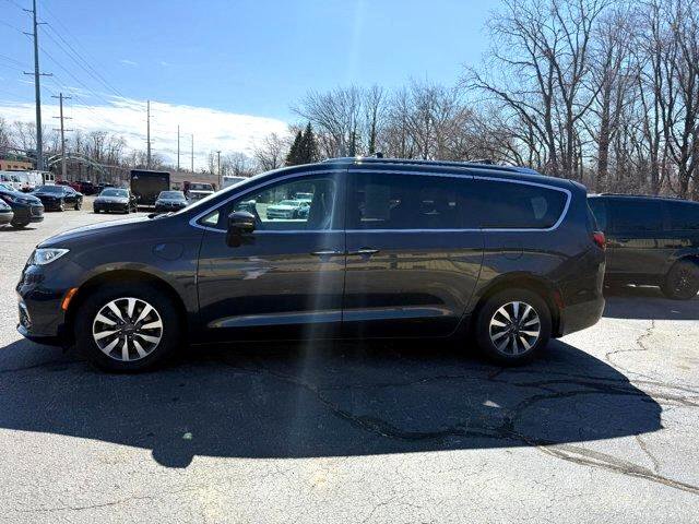 Used 2021 Chrysler Pacifica Touring-L w/ Uconnect Theater Family Group image 6