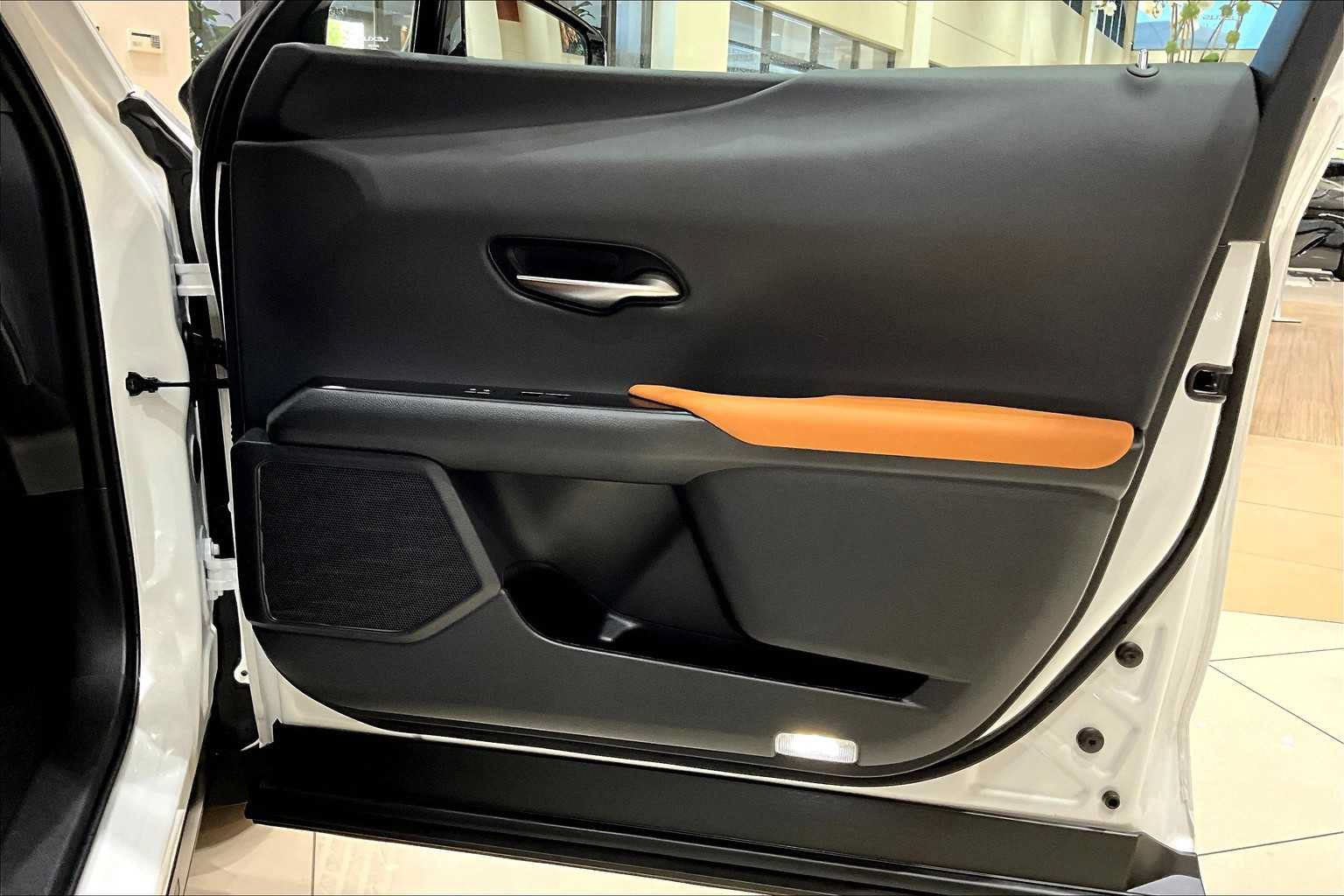 Used 2022 Lexus UX 200 w/ Accessory Package (Z1) FWD image 21
