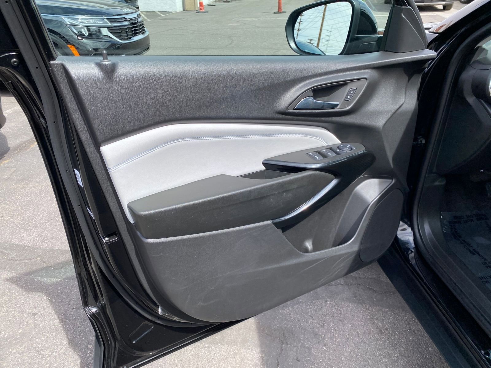Used 2025 Chevrolet Trax LT w/ LT Convenience Package FWD image 18