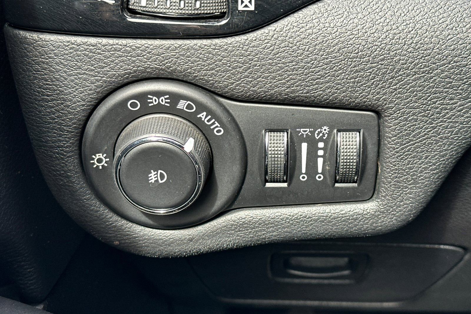 Used 2020 Jeep Cherokee Latitude Plus image 30